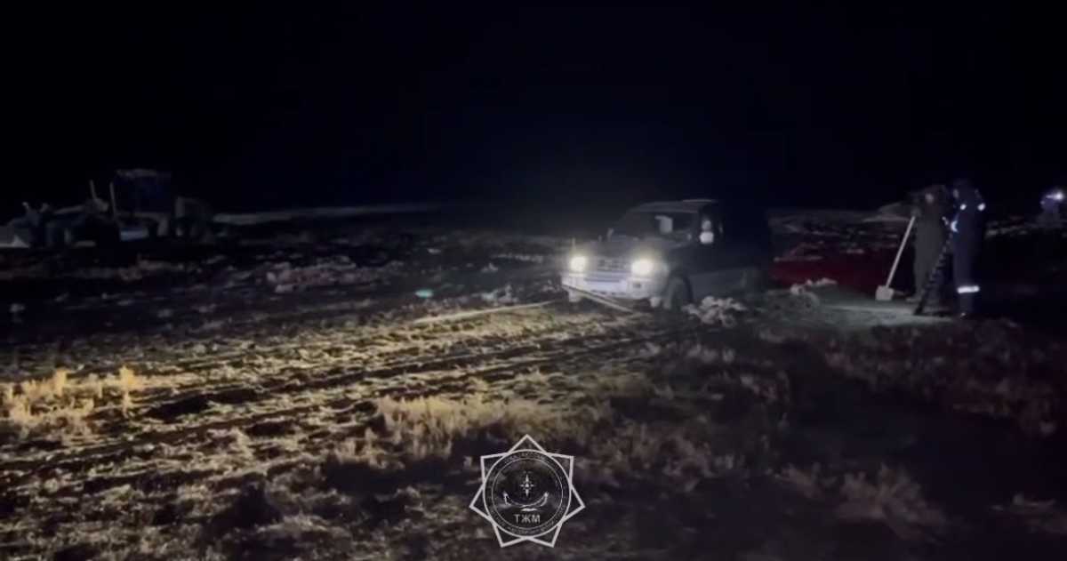 Троих человек, застрявших в грязи, спасли в Мангистауской области