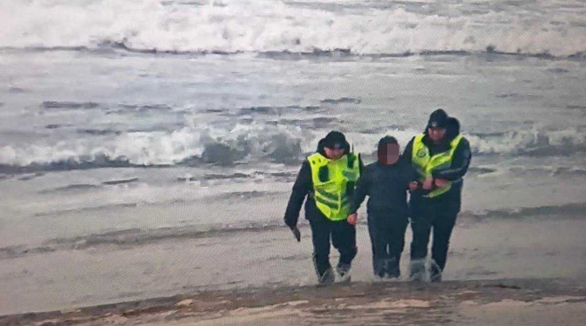 Полицейские спасли тонущего подростка в Актау