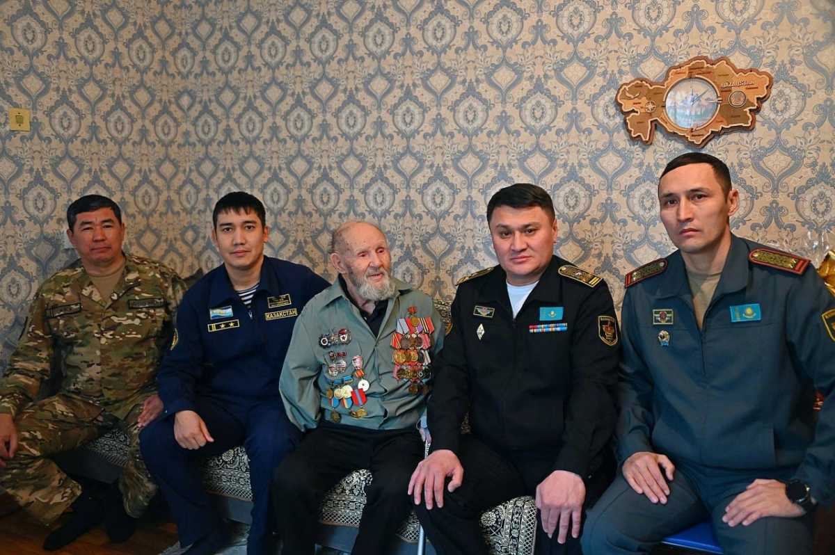 В Актау военные моряки поздравили ветерана войны с днём рождения
