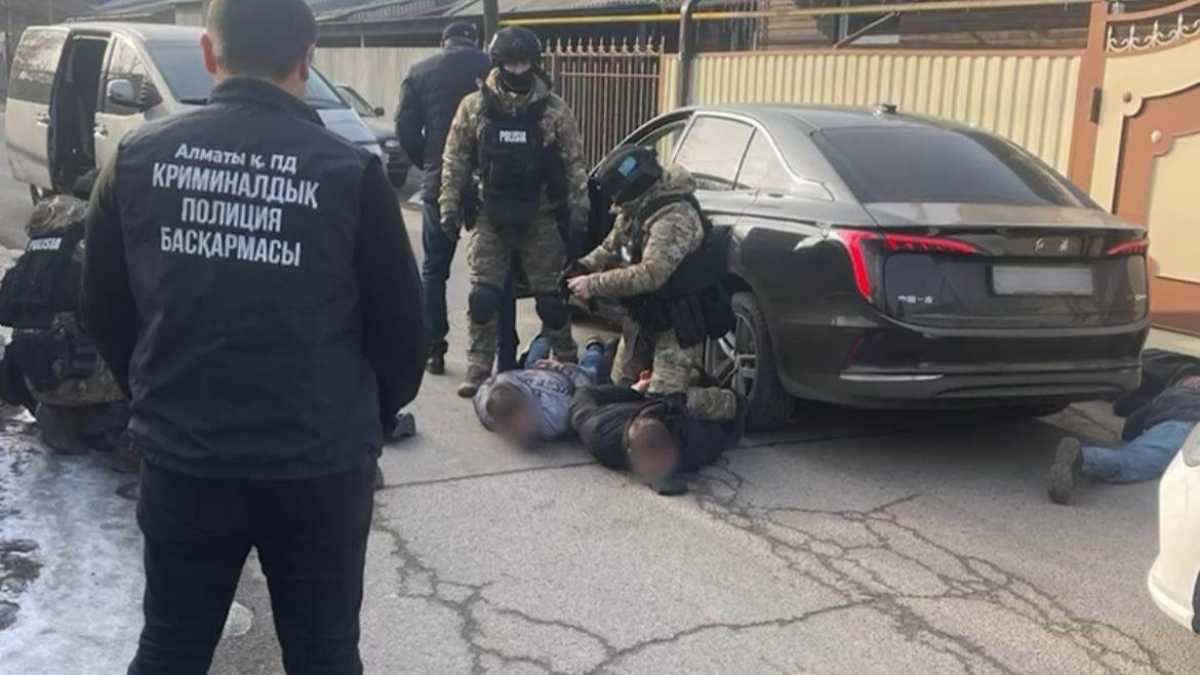 Золото, техника и деньги: трое мужчин обокрали квартиру в новогоднюю ночь в Алматы