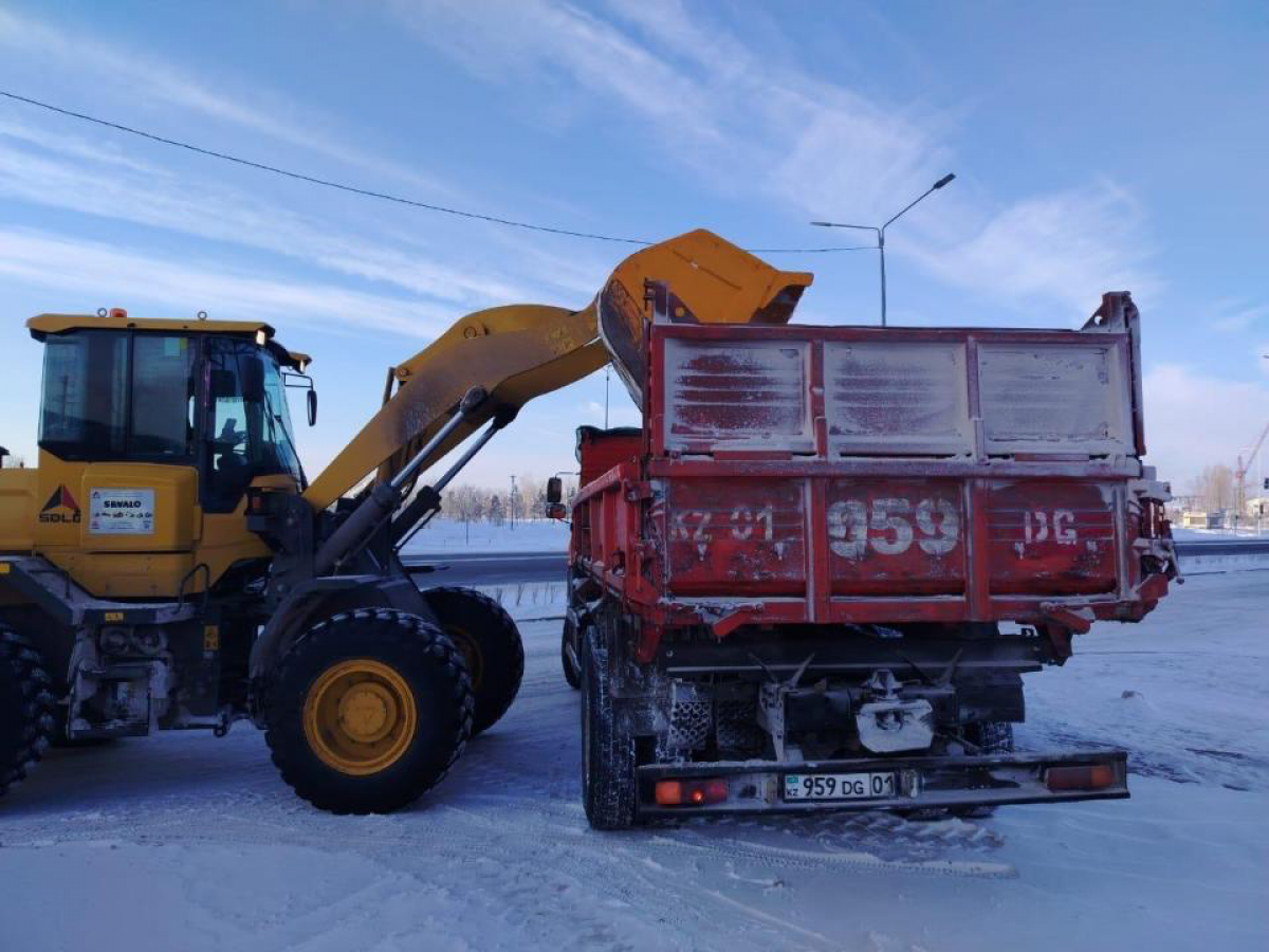 Около 2 тысяч единиц спецтехники заняты в снегоуборочных работах в Астане