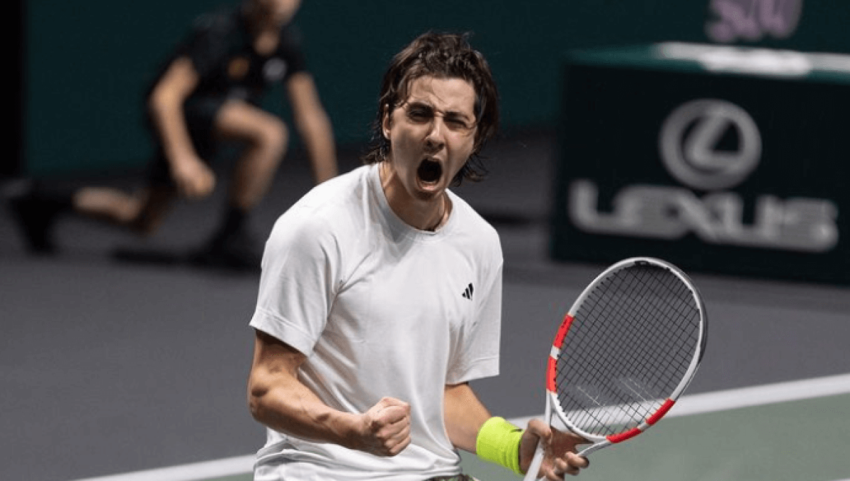 Казахстанский теннисист Александр Шевченко вышел в 1/4 финала турнира в Австралии