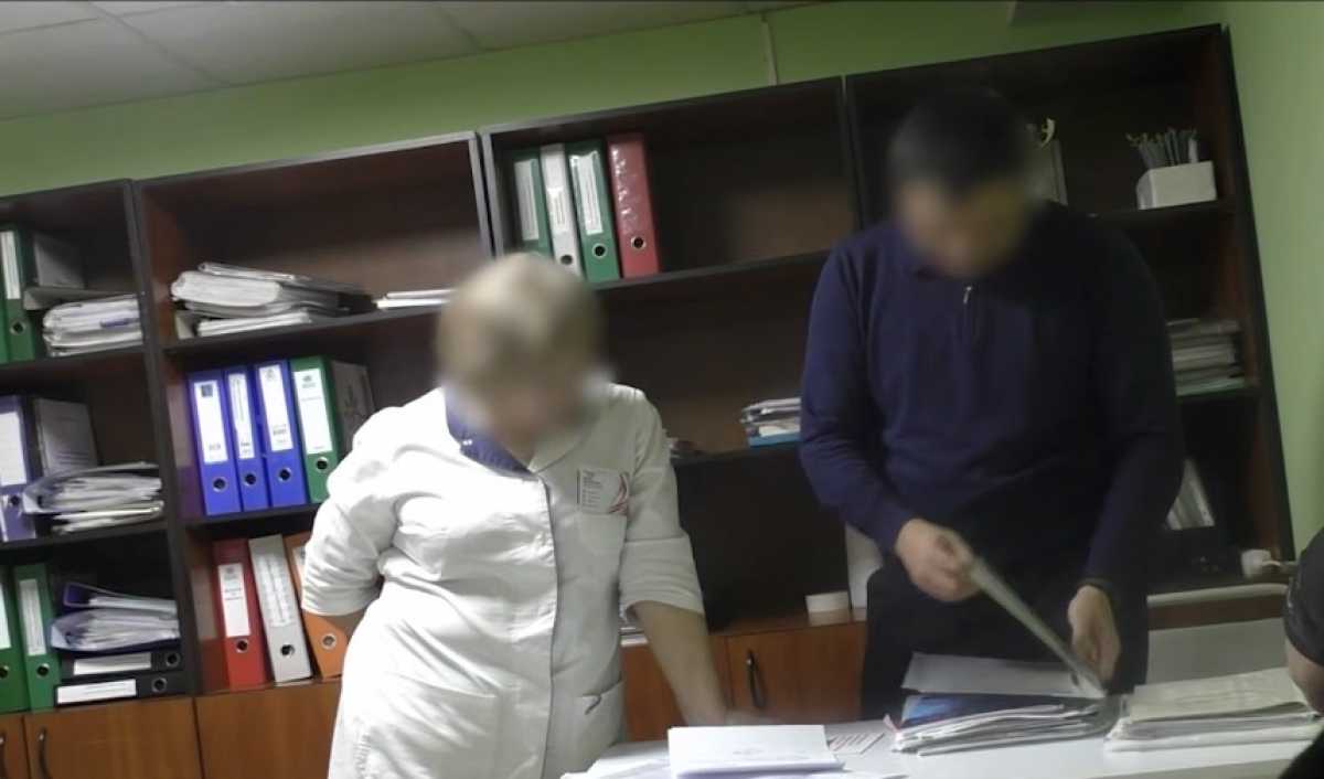 Фиктивные медуслуги на 682 млн тг: главу частных клиник подозревают в хищении средств ФСМС в Астане