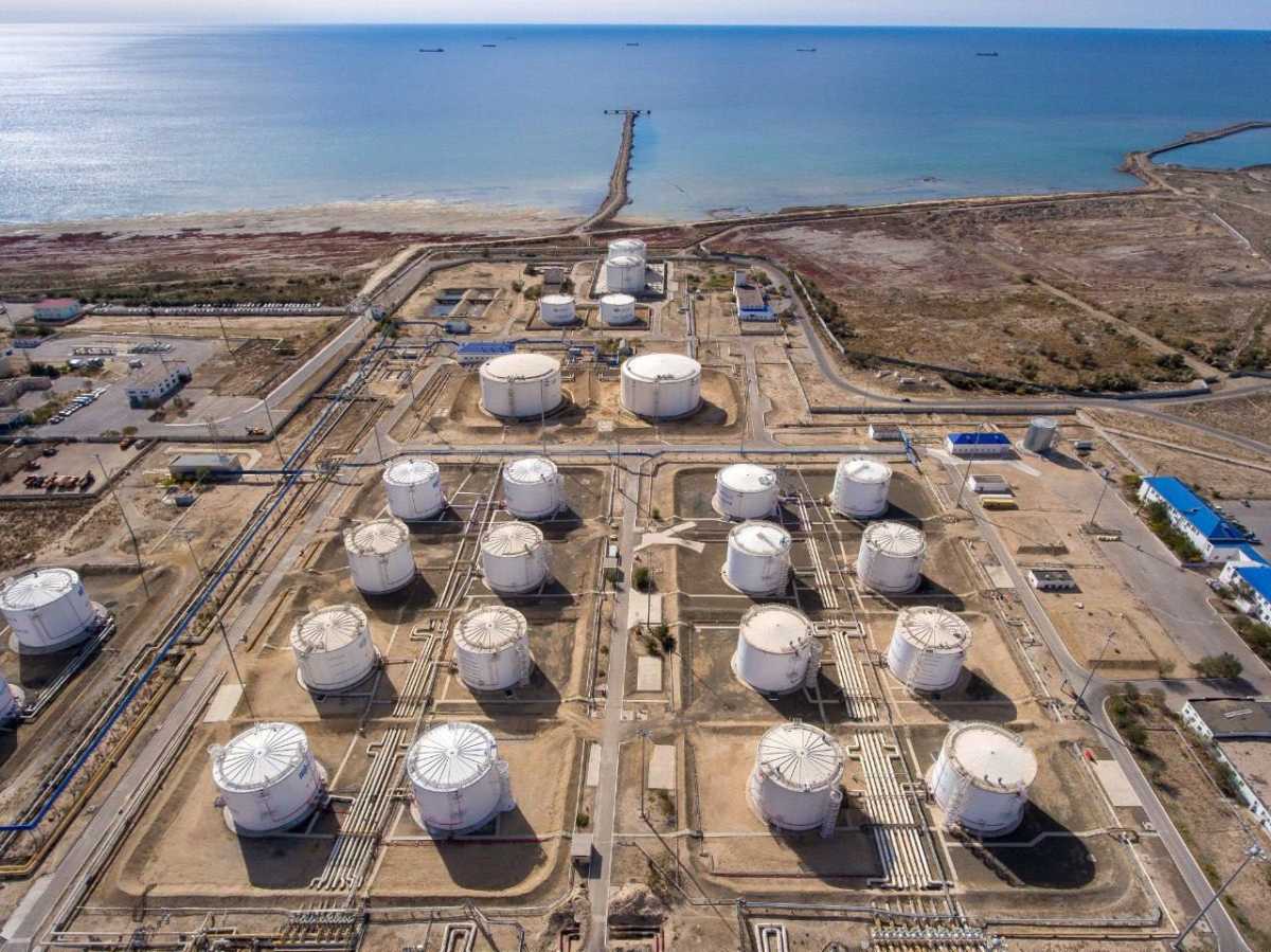 Казахстан перенаправил более 300 тысяч тонн нефти из-за ограничений на КТК