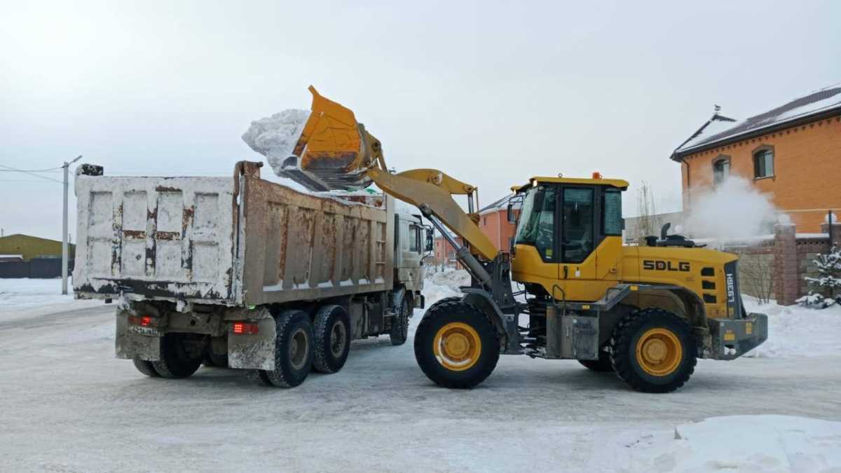 Более 1500 единиц спецтехники задействованы в снегоуборочных работах в Астане