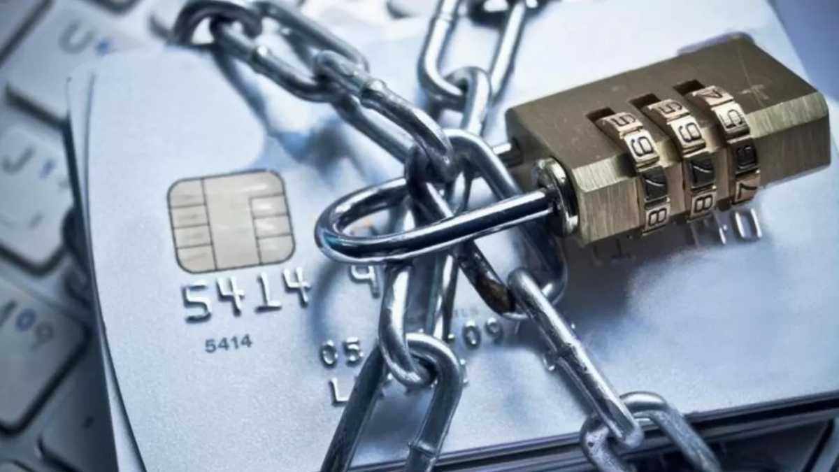 За что могут заблокировать счета казахстанцев в 2026 году