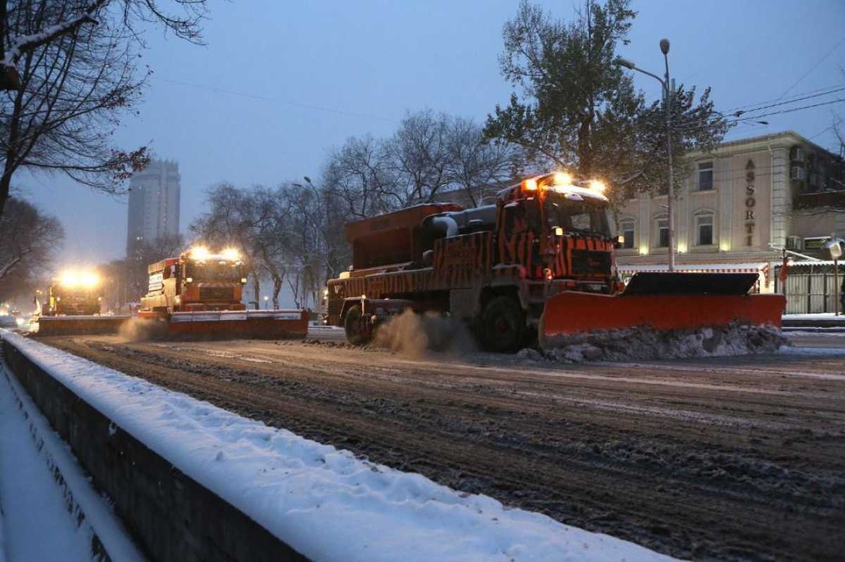 Более 11 тысяч кубометров снега вывезли с улиц Алматы