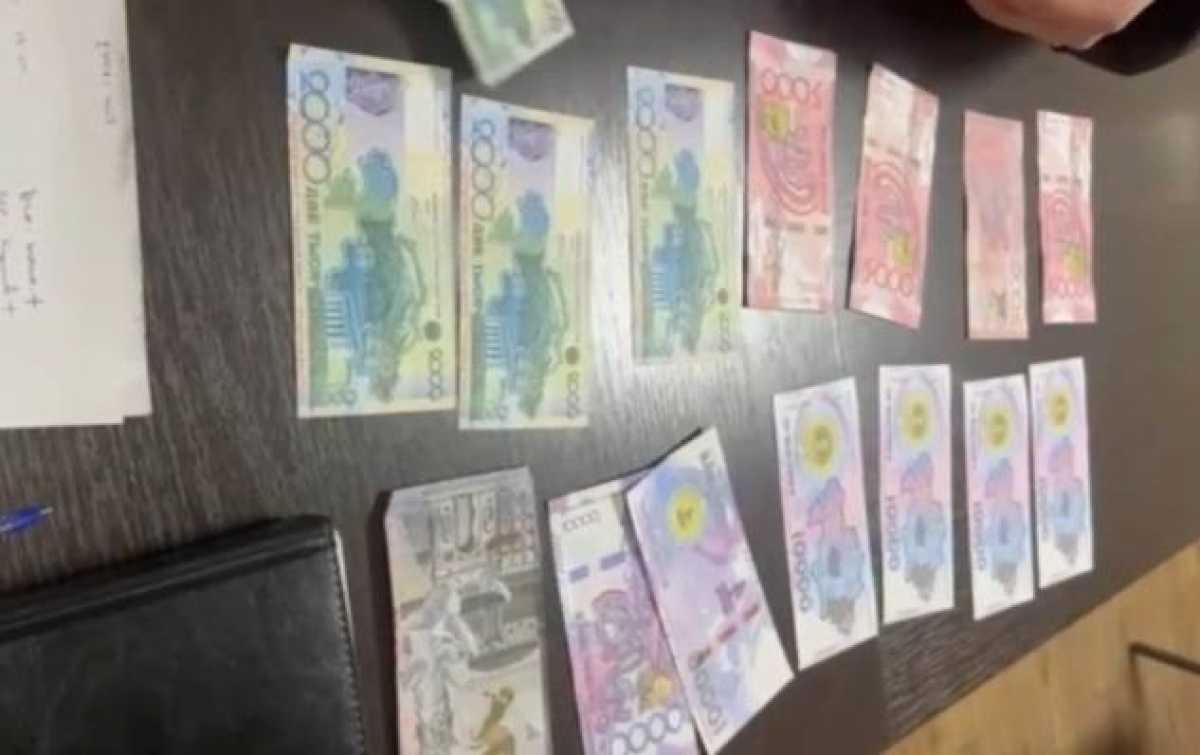 Сувенирные деньги вместо настоящих: подозреваемую в мошенничестве задержали в Актобе