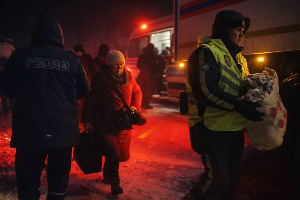 Полицейские помогли пассажирам сломавшегося автобуса на трассе в Абайской области