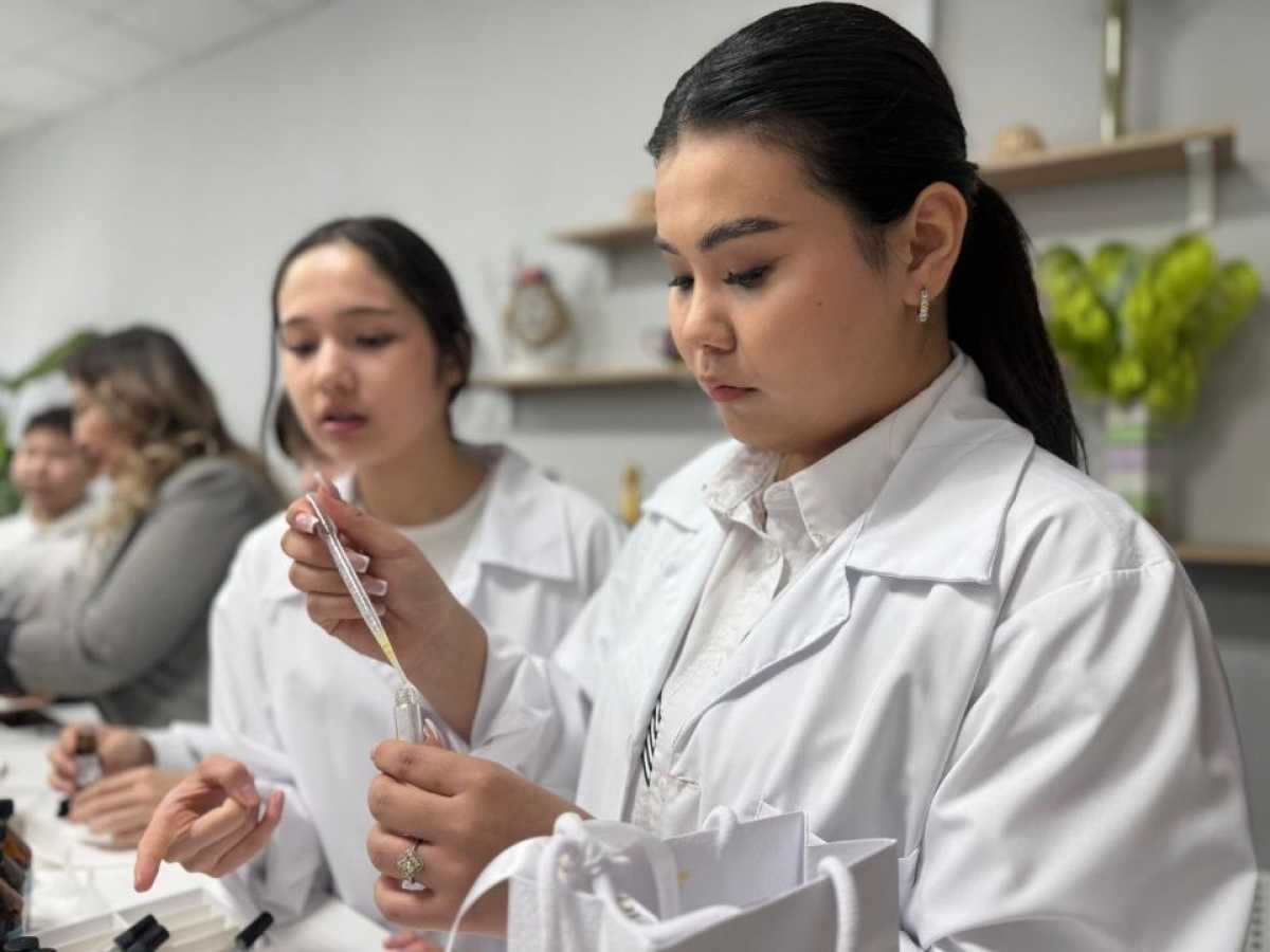 Студенты и школьники Астаны объединились для производства парфюма