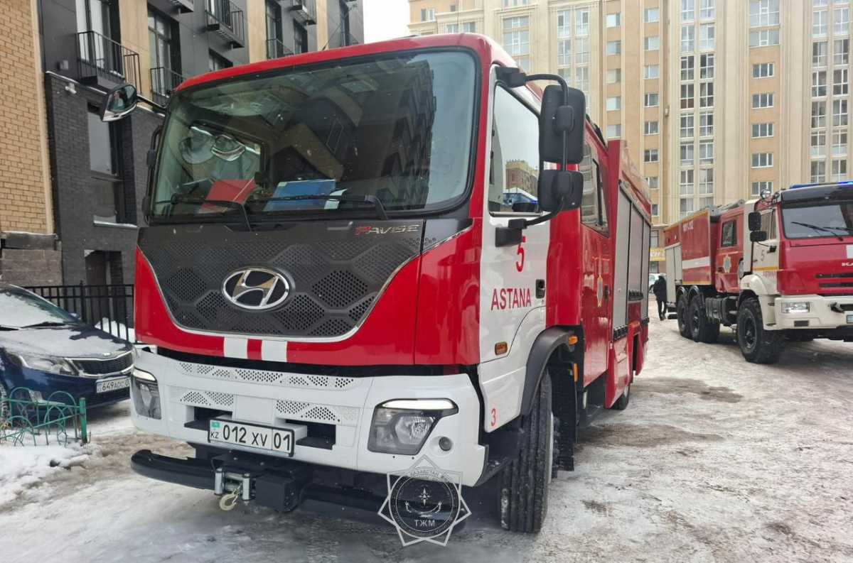 30 человек эвакуировали при пожаре в многоэтажке в Астане