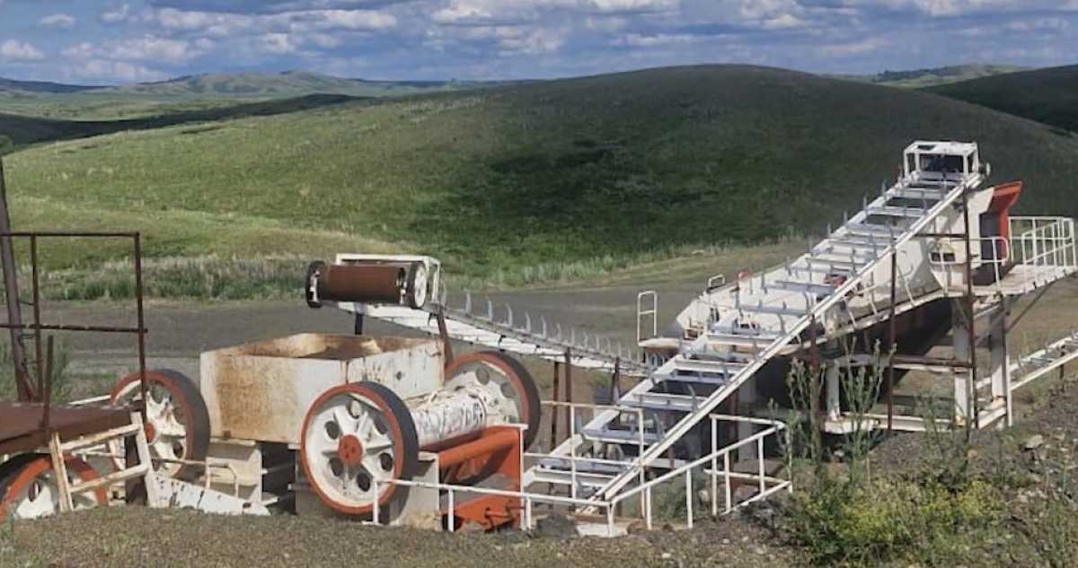 Более 70 тонн руды незаконно добыли в ВКО: арестованы бизнес-центр, квартира и земельные участки подозреваемого