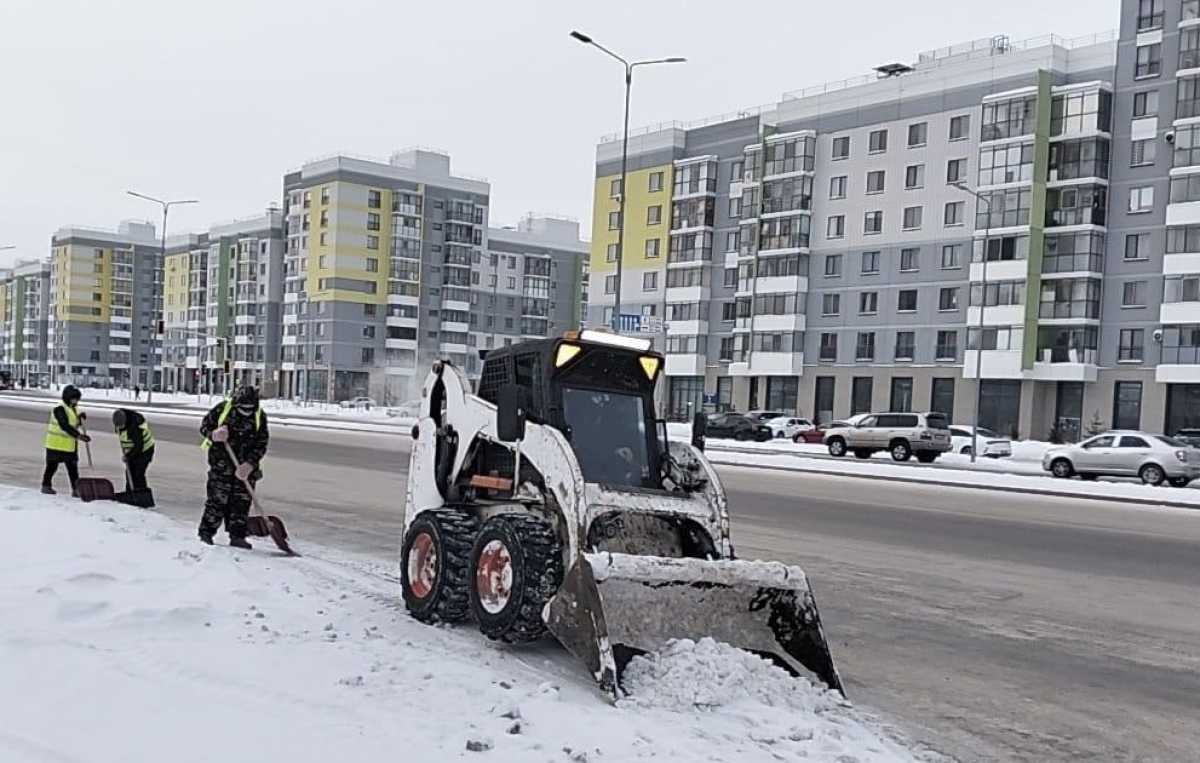 Более 1300 единиц спецтехники задействованы в снегоуборочных работах в Астане