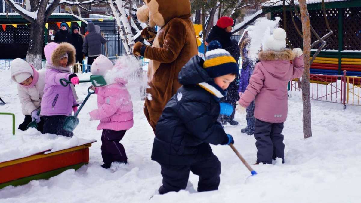 «Снежный десант»: школьники Астаны провели общегородскую волонтёрскую эстафету