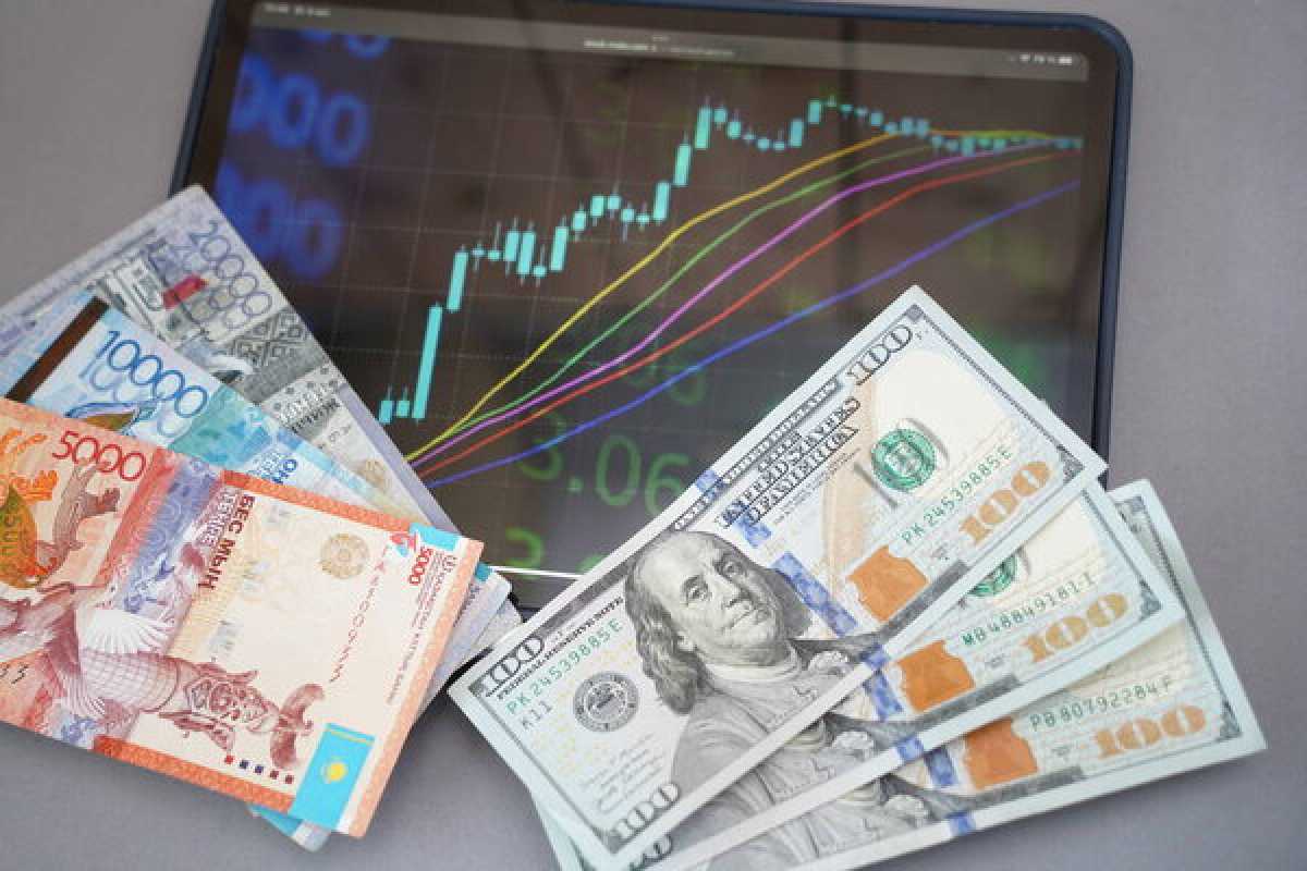 В Нацбанке прокомментировали слухи о девальвации тенге до 1500 за доллар