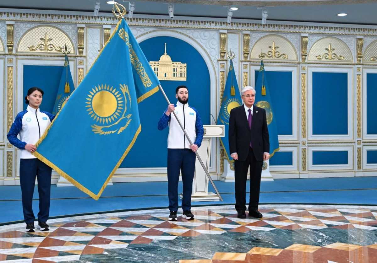 Токаев вручил флаг знаменосцам олимпийской и паралимпийской команд Казахстана