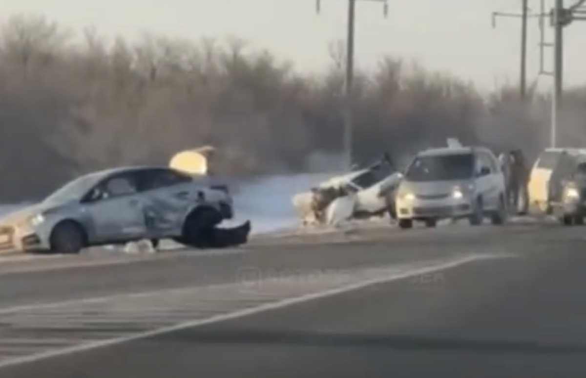 Четыре человека погибли в массовом ДТП на трассе в Актюбинской области
