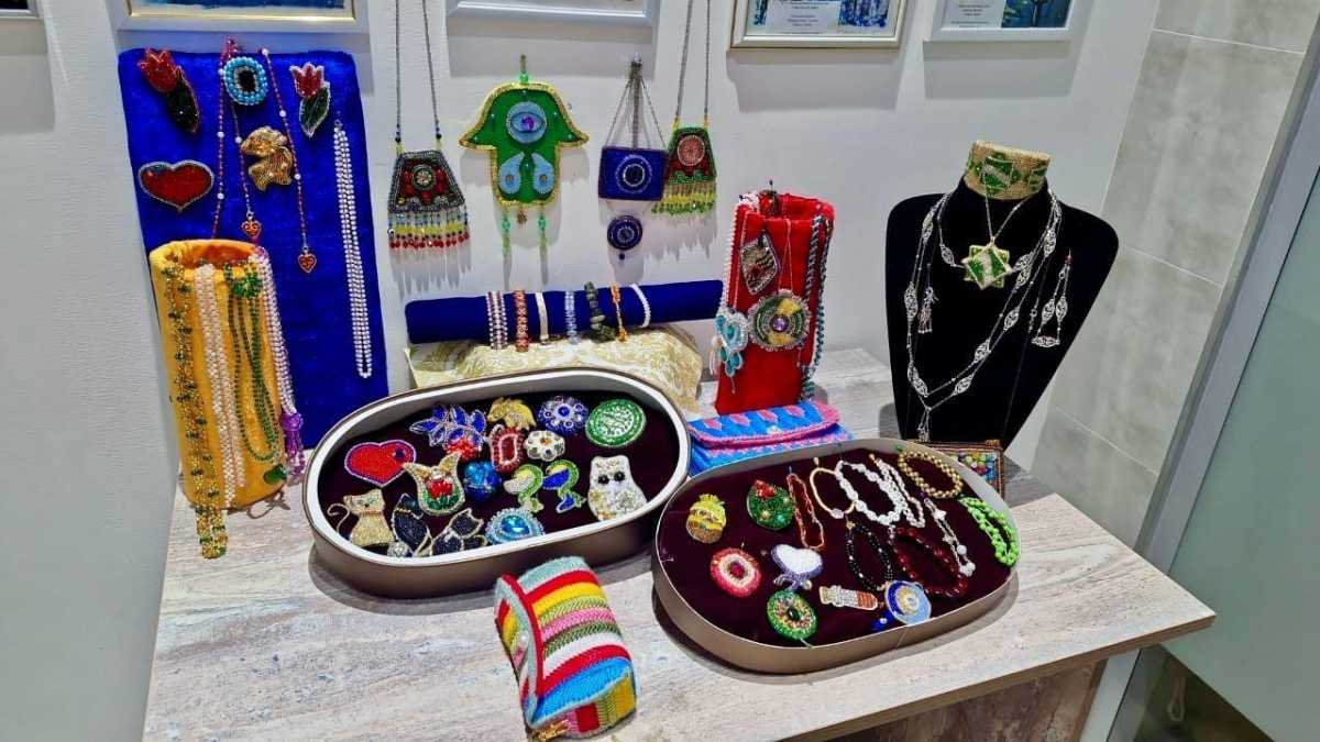 «Зимнее вдохновение»: в Астане открылась выставка кружка арт-терапии