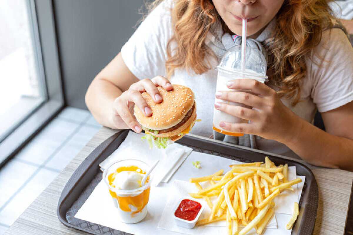 «Дети и подростки пристрастились к фастфуду и энергетикам»: Бектенов дал поручения Минздраву