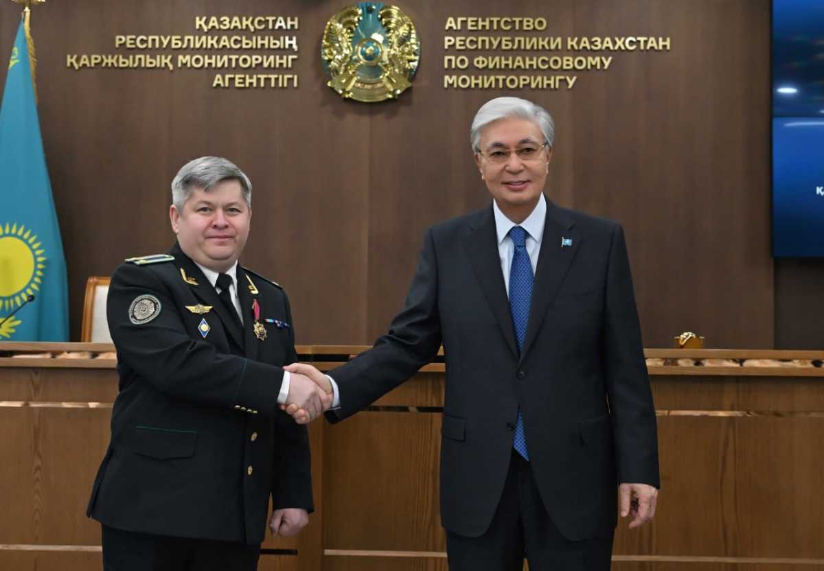 Токаев вручил госнаграды сотрудникам АФМ