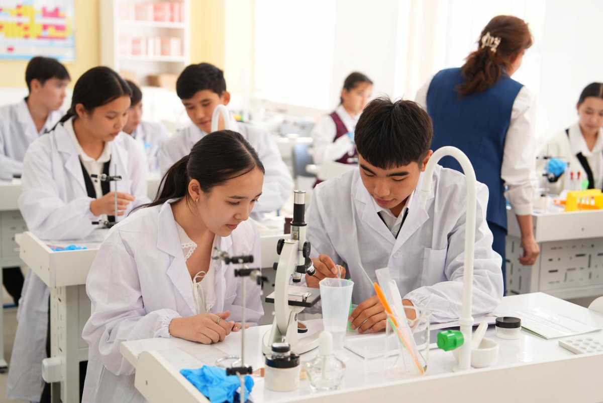 От ремонта до новых кабинетов: более 3 тысяч школ модернизировали в сёлах и малых городах Казахстана