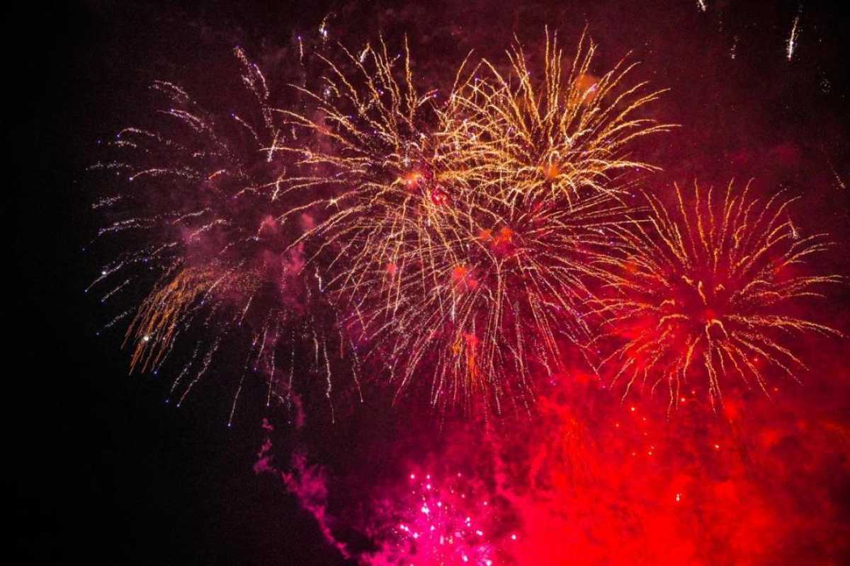 Новогодние салюты в Астане запустили в двух местах