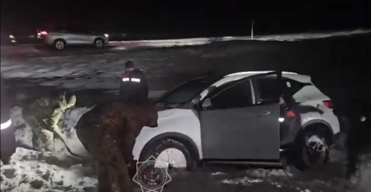 Автомобиль съехал в кювет: трёх человек спасли в Костанайской области