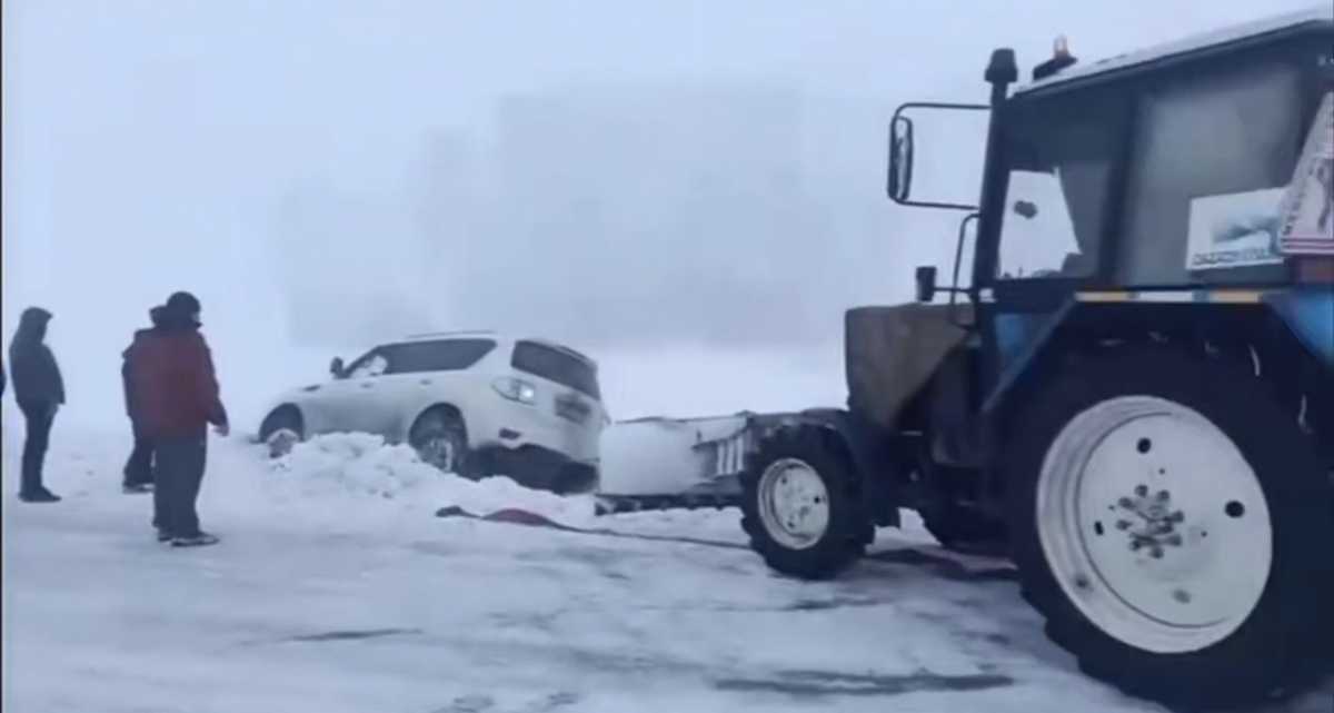 Полицейские помогли водителям на трассе в ВКО