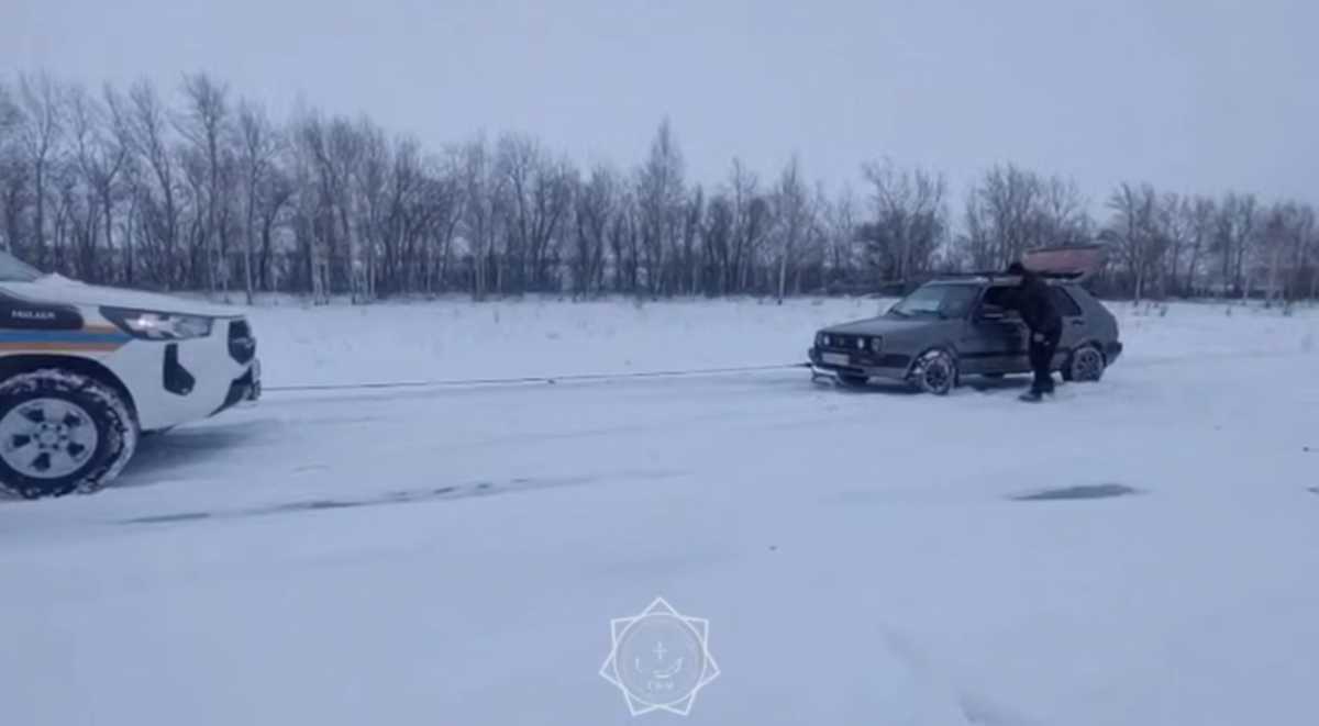 Спасатели эвакуировали водителя с заснеженной трассы в Костанайской области