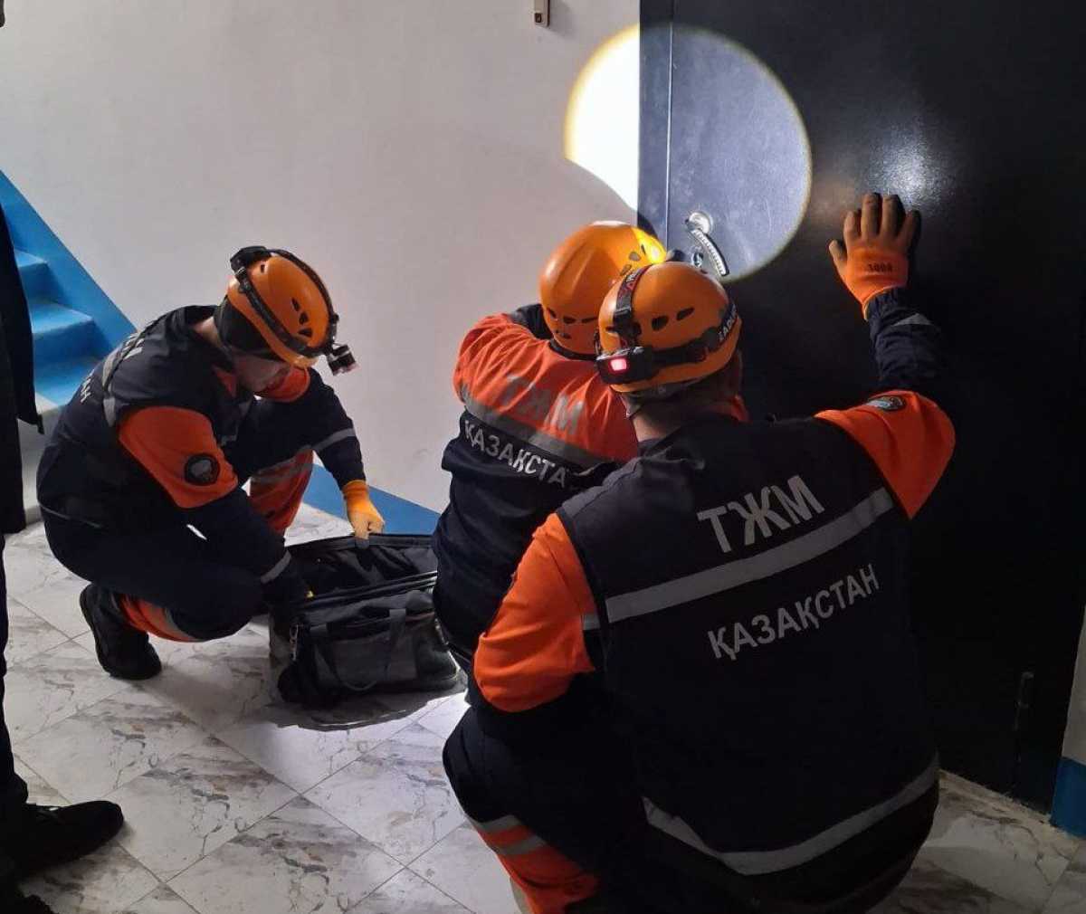 Спасатели в Кызылорде пришли на помощь матери с шестью детьми, запертым в квартире