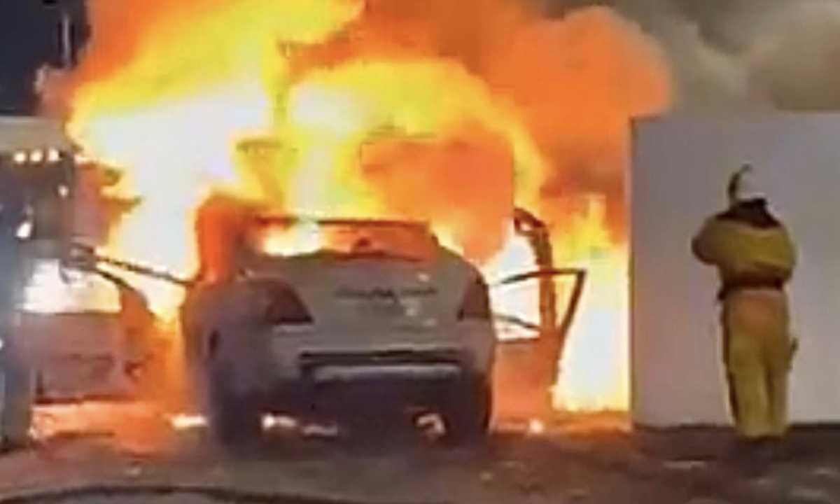 Два автомобиля загорелись после столкновения на трассе Атырау–Уральск