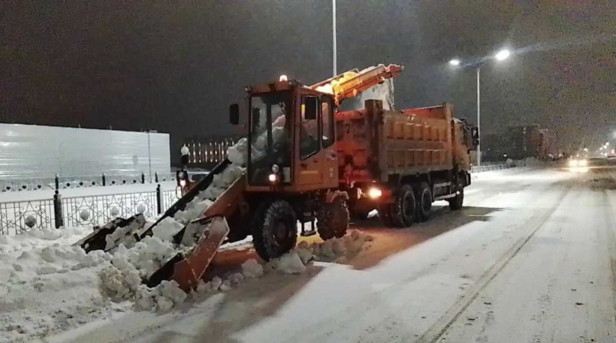 Более 3000 дорожных рабочих и около 2000 единиц спецтехники заняты в снегоуборочных работах в Астане