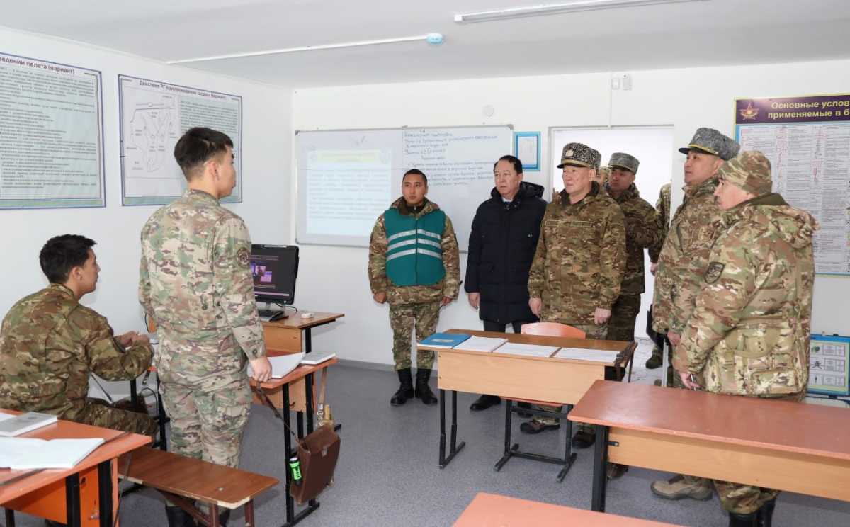 Глава Минобороны РК проинспектировал военные объекты в Кызылординской области