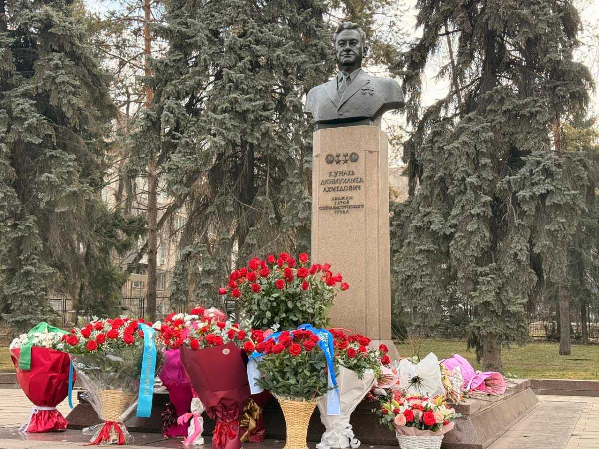 Цветы к памятнику Динмухамеду Кунаеву возложили в Алматы