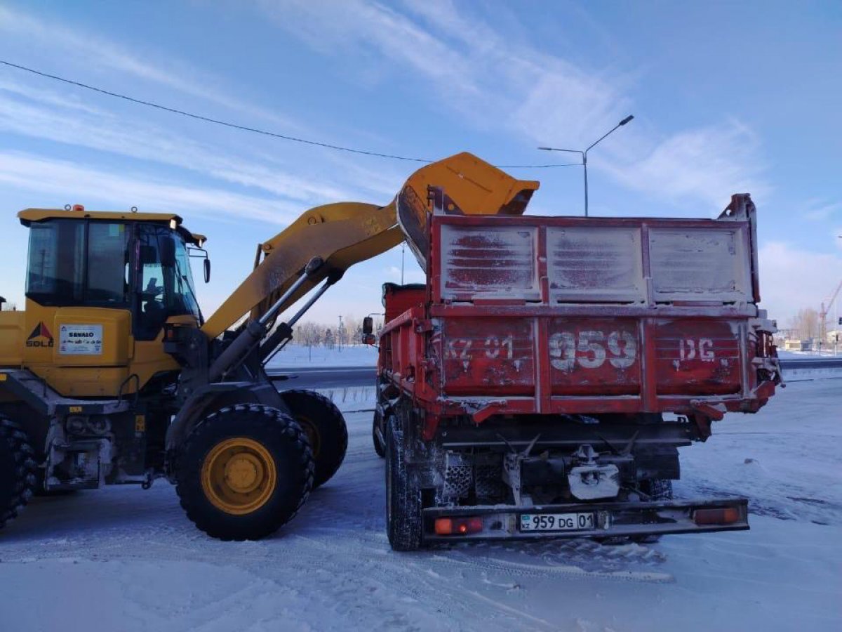 Около 2 тысяч единиц спецтехники заняты в снегоуборочных работах в Астане
