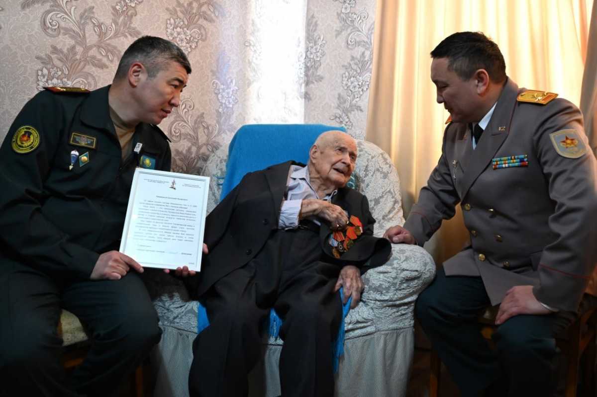 В Алматы ветерана ВОВ поздравили со 100-летним юбилеем