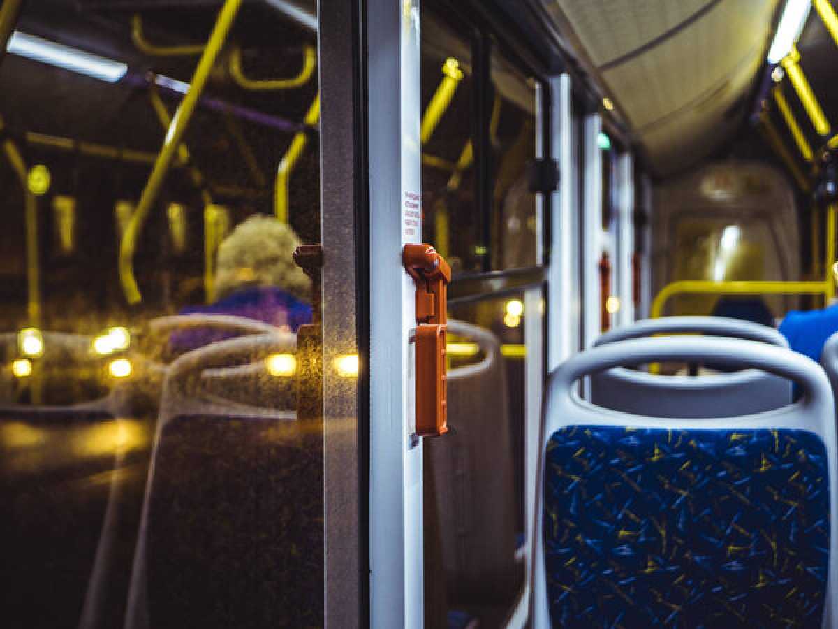 Пассажирский автобус опрокинулся на трассе в Мангистауской области: погибли четыре человека