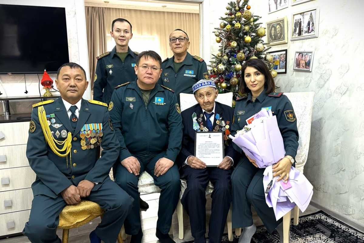 В Талдыкоргане военнослужащие поздравили фронтовика со 102-летием