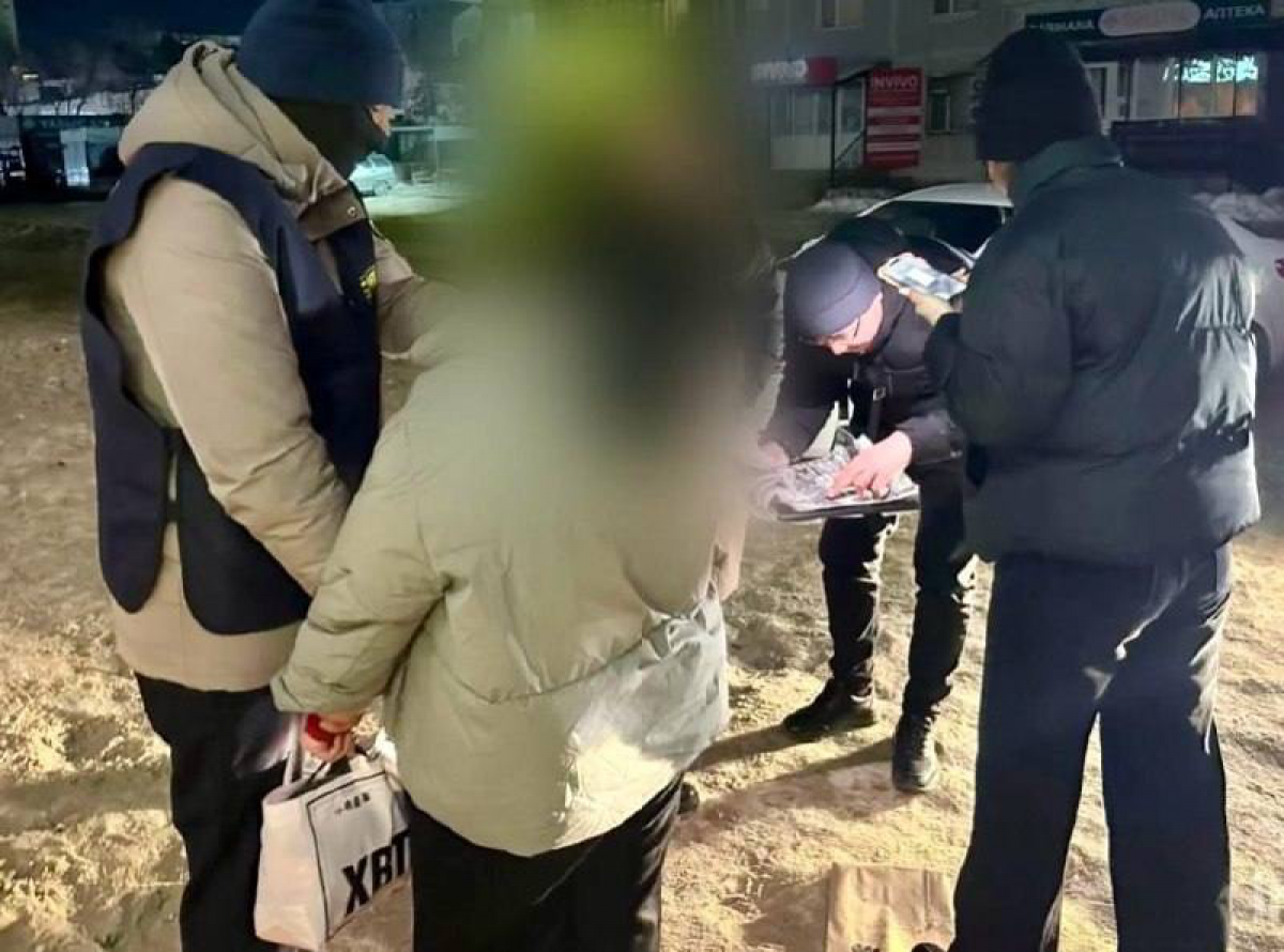 Угрожала ложным обвинением: подозреваемую в вымогательстве 450 тысяч тенге задержали в Актобе