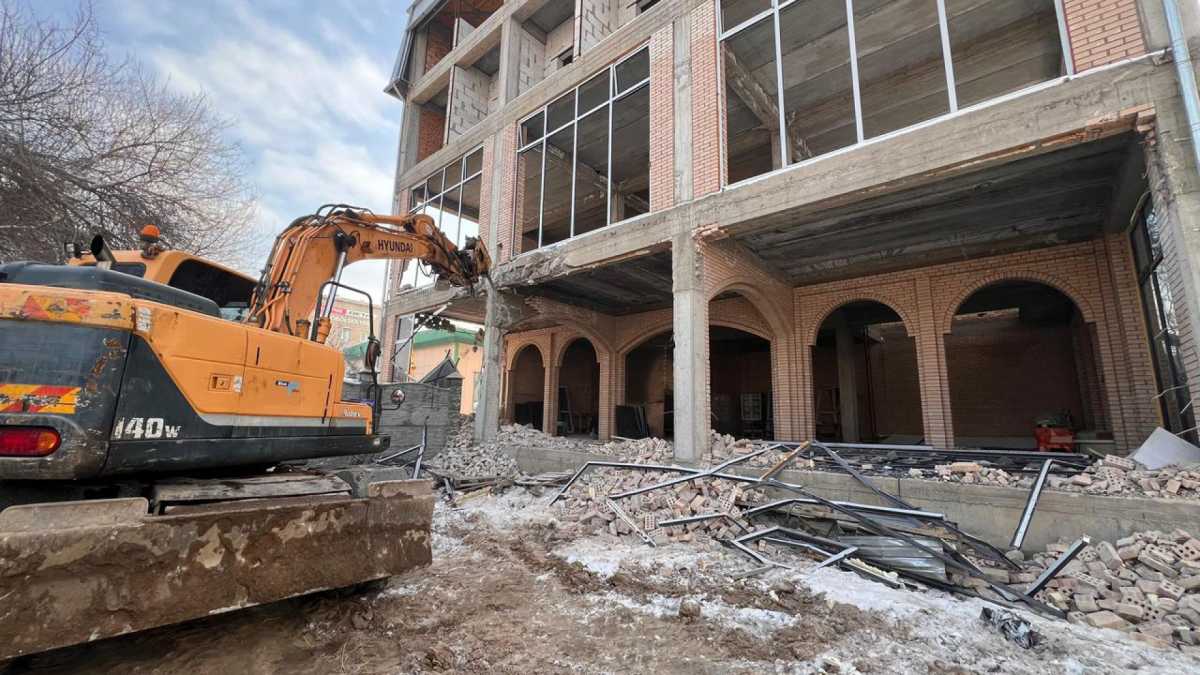 Четырёхэтажное здание сносят в Алматы