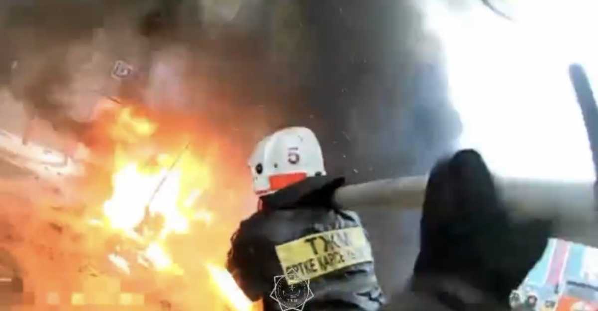 Спасатели предотвратили взрыв газовых баллонов при пожаре в Астане