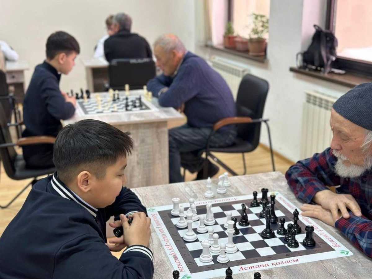 В Астане состоялась товарищеская встреча по шахматам среди пенсионеров и школьников
