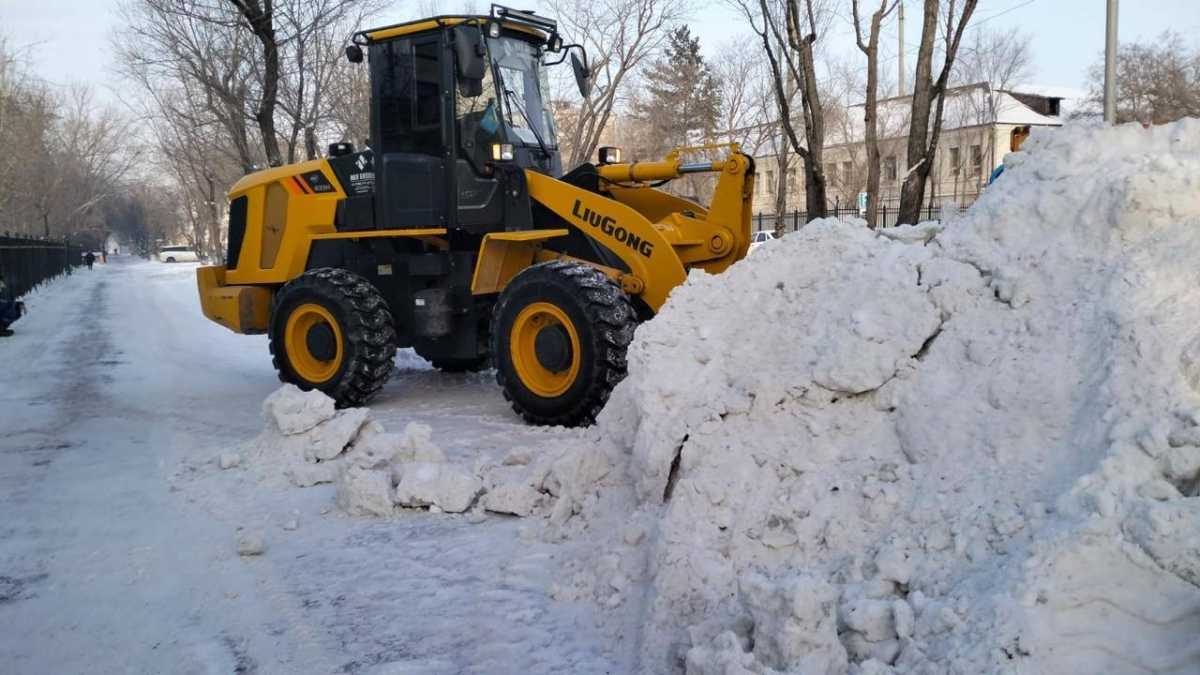 Более 1200 единиц спецтехники задействованы в снегоуборочных работах в Астане
