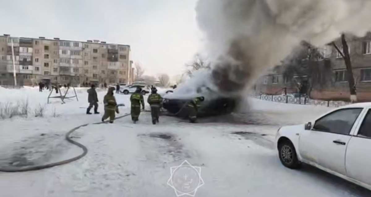 Автомобиль с газовыми баллонами загорелся в Костанайской области