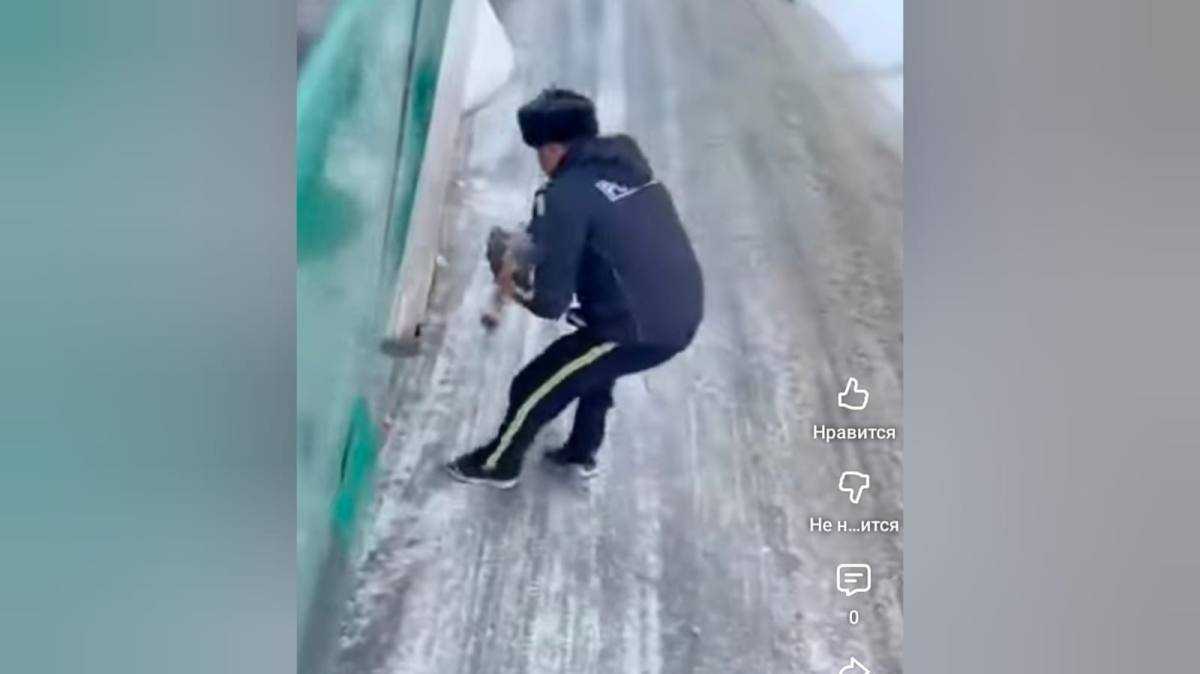 Полиция помогла водителю, застрявшему в непогоду