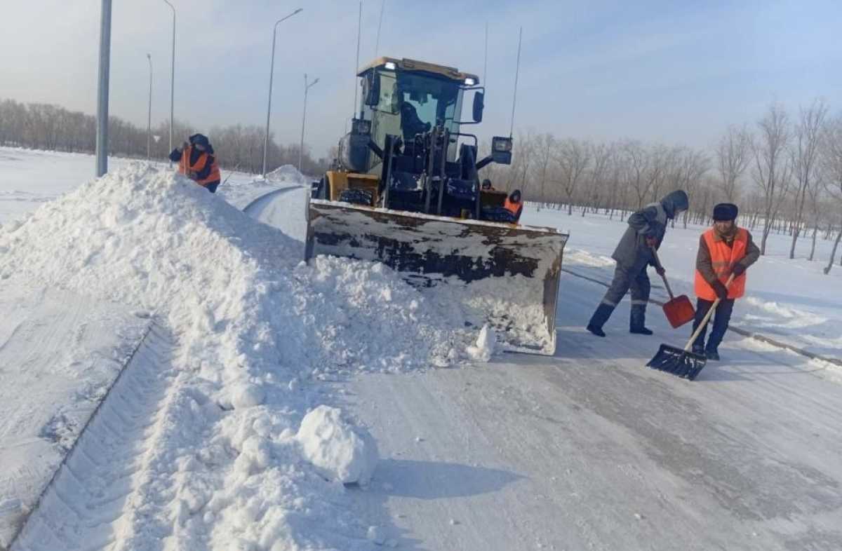 Более тысячи единиц спецтехники задействованы в снегоуборочных работах в Астане