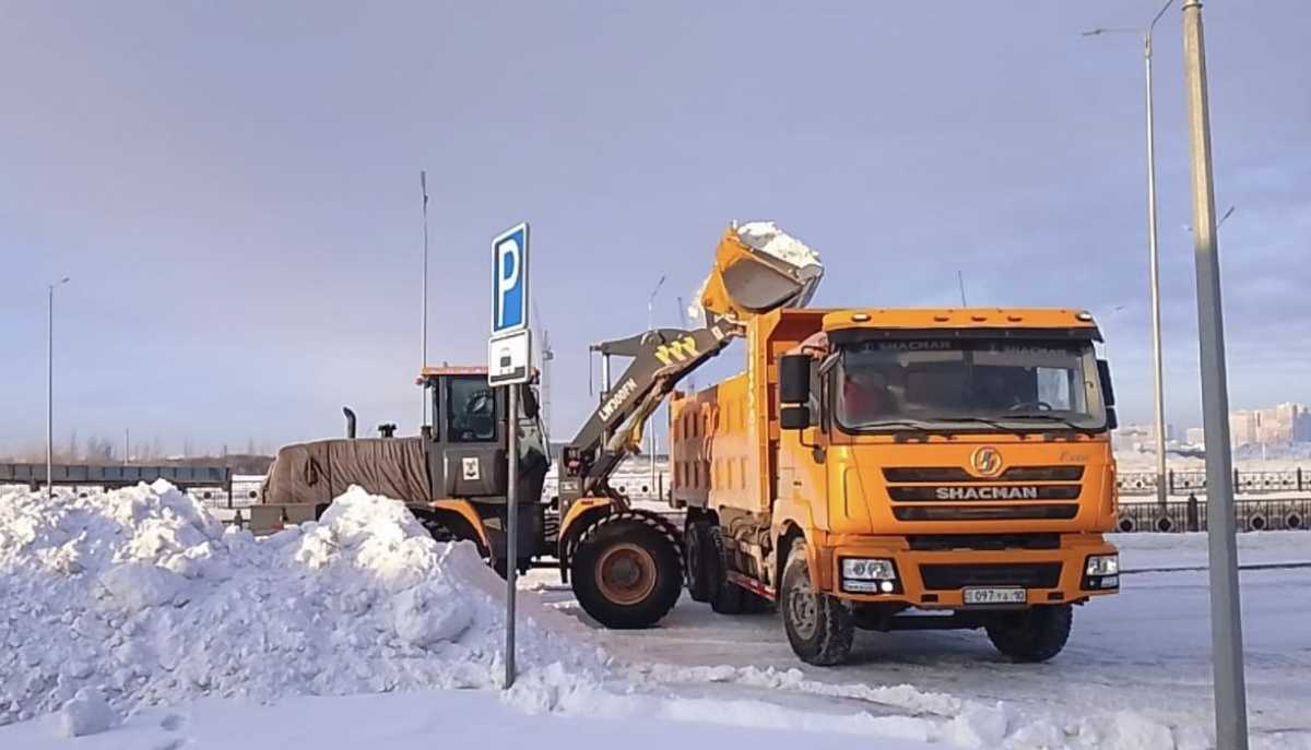 Более 1100 единиц спецтехники задействованы в снегоуборочных работах в Астане
