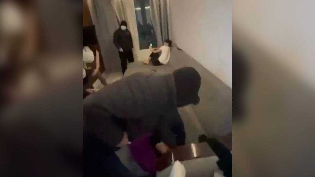 Ворвались в дом и запугивали: группу лиц задержали в Алматы