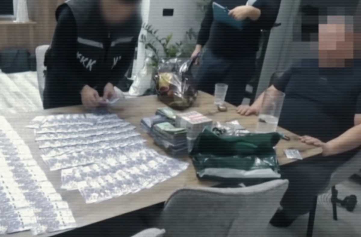 КНБ задержал высокопоставленных чиновников в ВКО: изъяты около 122 млн тг и 98 тысяч долларов