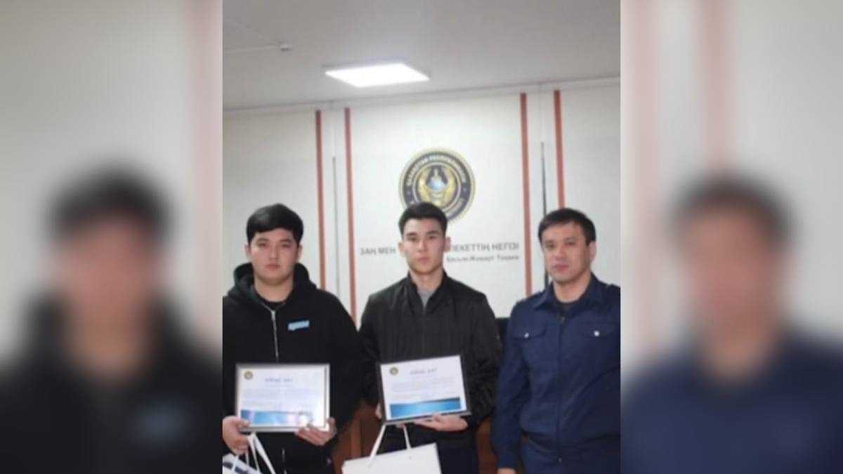 Помогли задержать наркосбытчика: полицейские наградили алматинских студентов